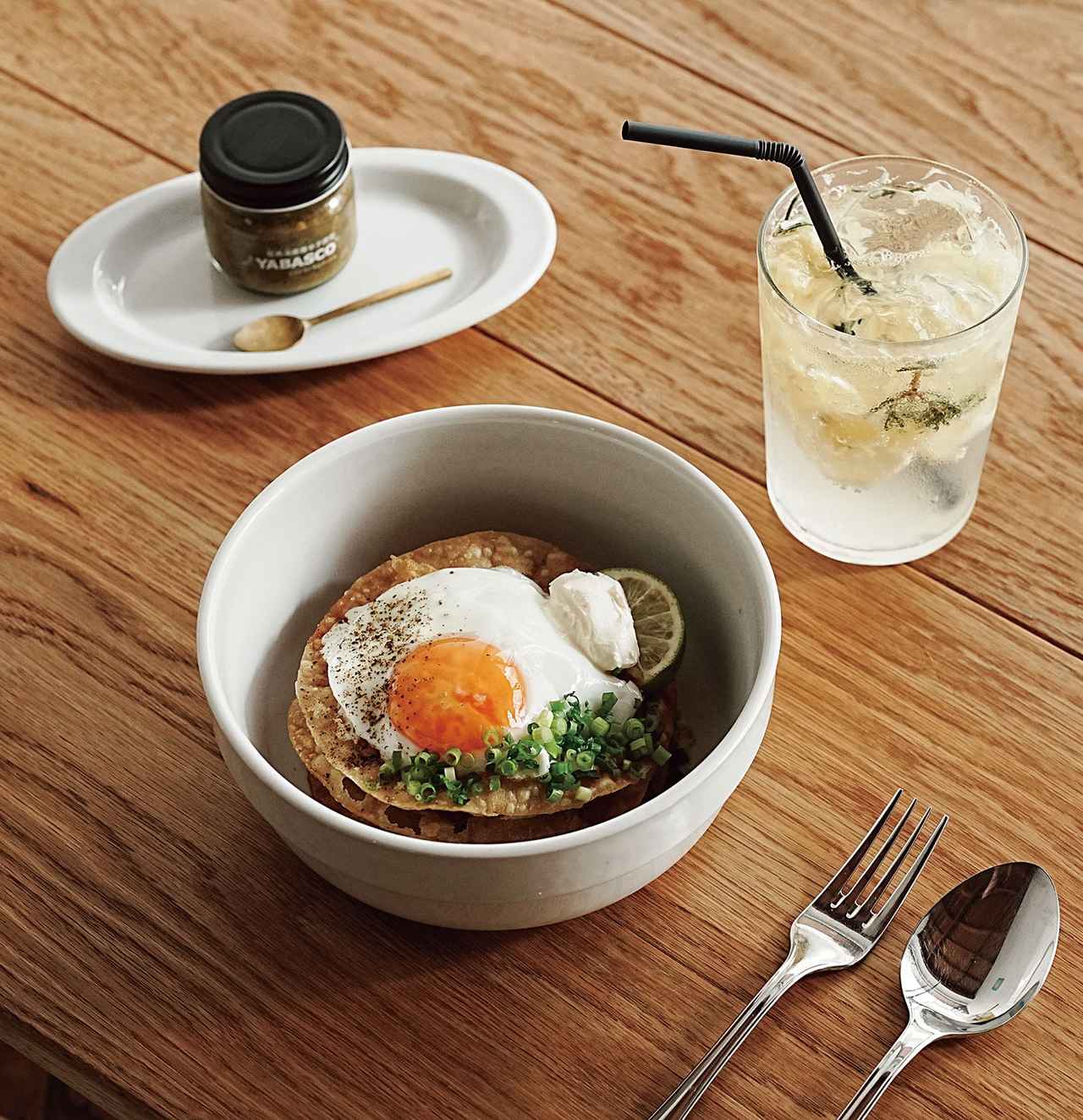 画像: ピリ辛のミートソースの味変にグロッサリーでも販売している大分耶馬溪町産YABASCOを。自家製レモネードソーダ900円などのドリンクとともに