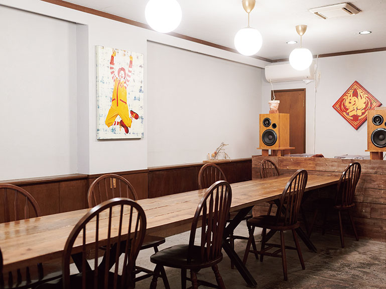 画像: 長いテーブル席とカウンター席で構成されたモダンな店内。昼夜はローストダックが味わえる