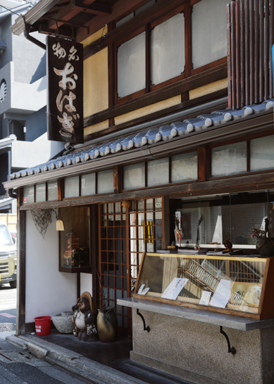 画像: 祖父から受け継いで30年余り。いまはその跡を継ぐべく息子さんが工房に立つように