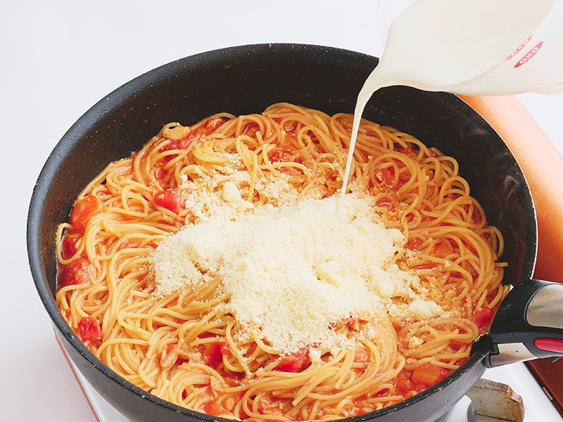 画像1: フライパンひとつで簡単「ツナとトマトのクリームパスタ風」のつくり方。生クリームなしで絶品!“コスパ最強”すぐできパスタ/まるみキッチンさん(料理研究家)