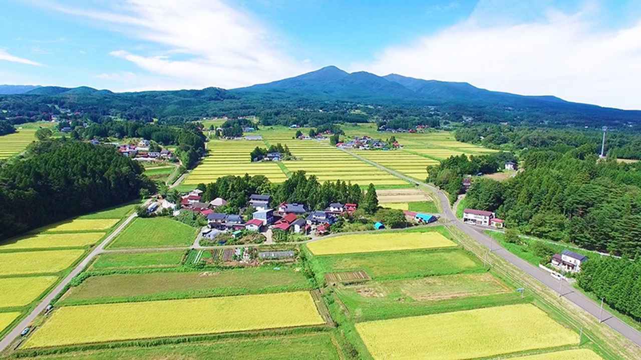 画像: 日本百名山のひとつ、安達太良山の裾野に広がる大玉村