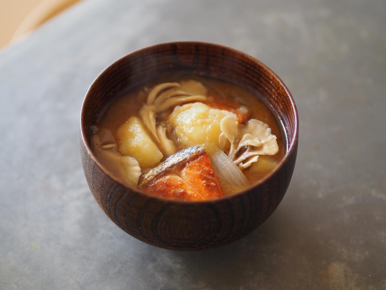 画像: 鮭とじゃがいものバター味噌汁。具だくさんのお味噌汁は、りっぱな主菜になってくれます