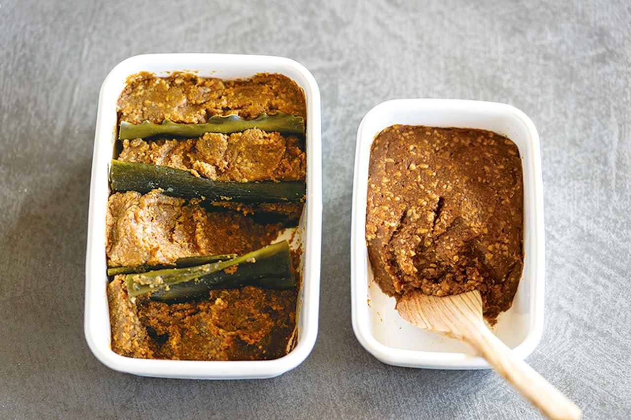 画像: 冷蔵庫に入れた味噌は、仕込んだ日ごとに昆布で仕切り、味比べ