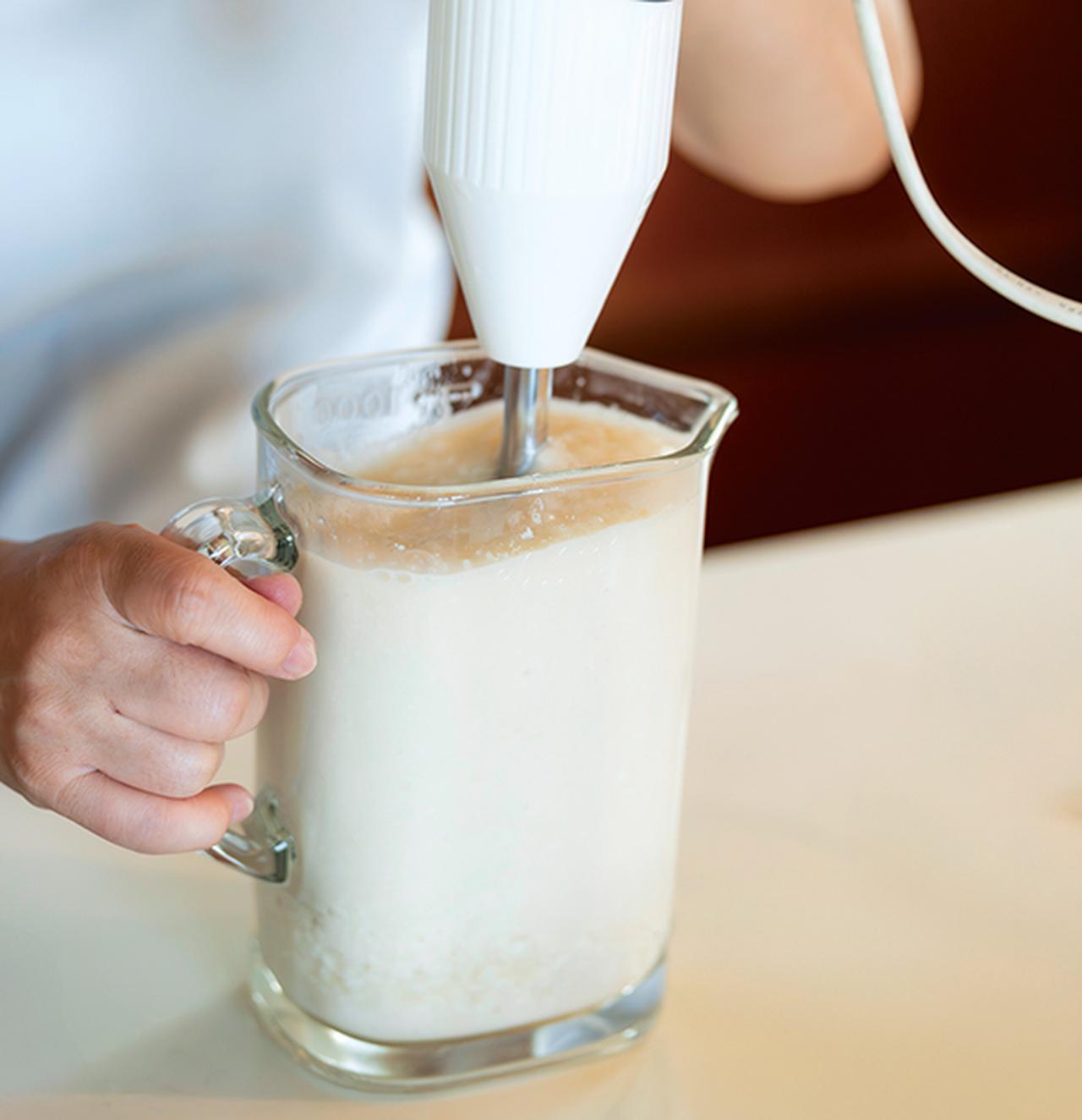 画像: 甘酒はでき上がったら必ずブレンダーで粒感をなめらかに。「まずは温かいまま飲み、その後、冷蔵庫で保存。調味料としても使います」