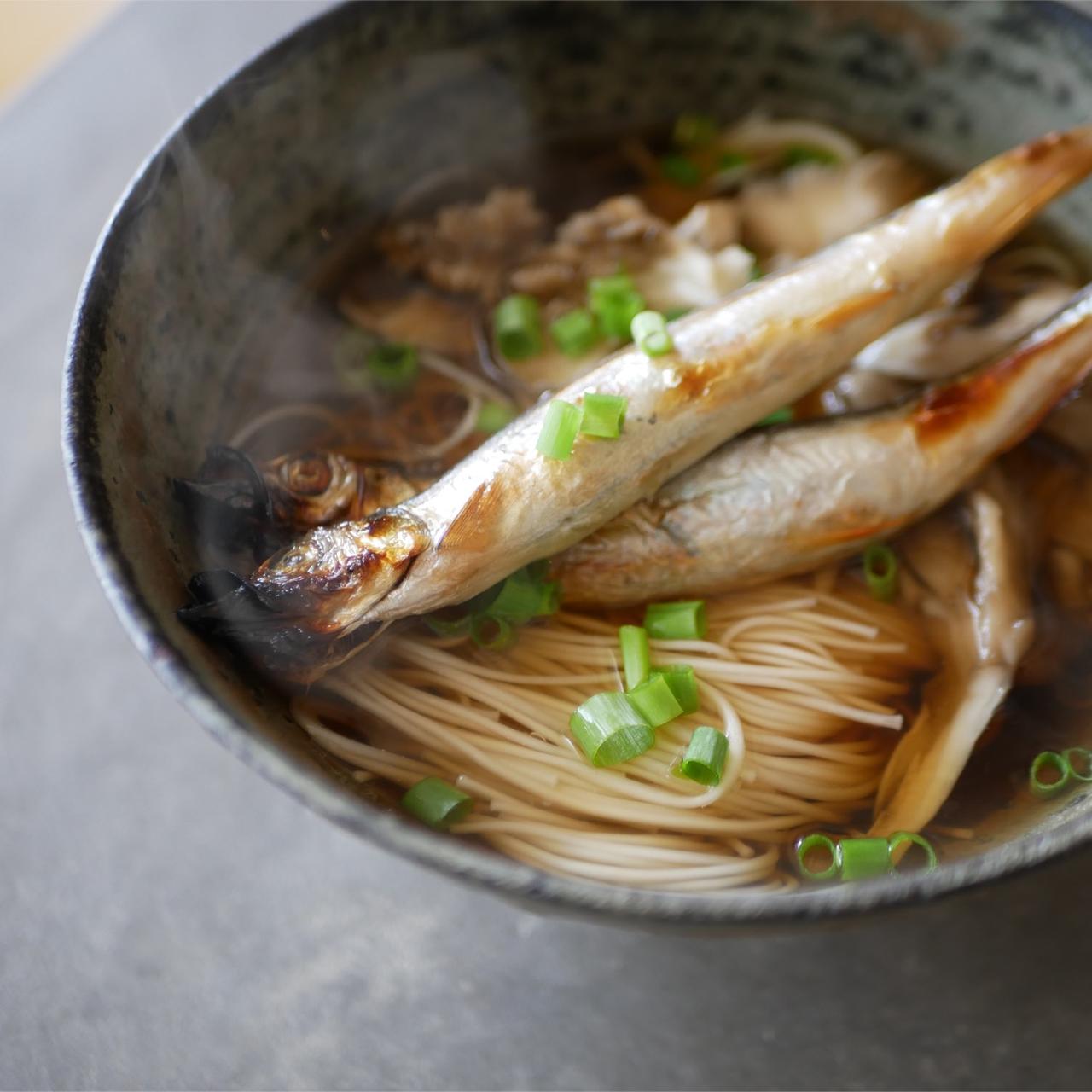 画像: ししゃもにゅうめん。表面をカリッと焼いたししゃもの香ばしさも、スープの味わいに
