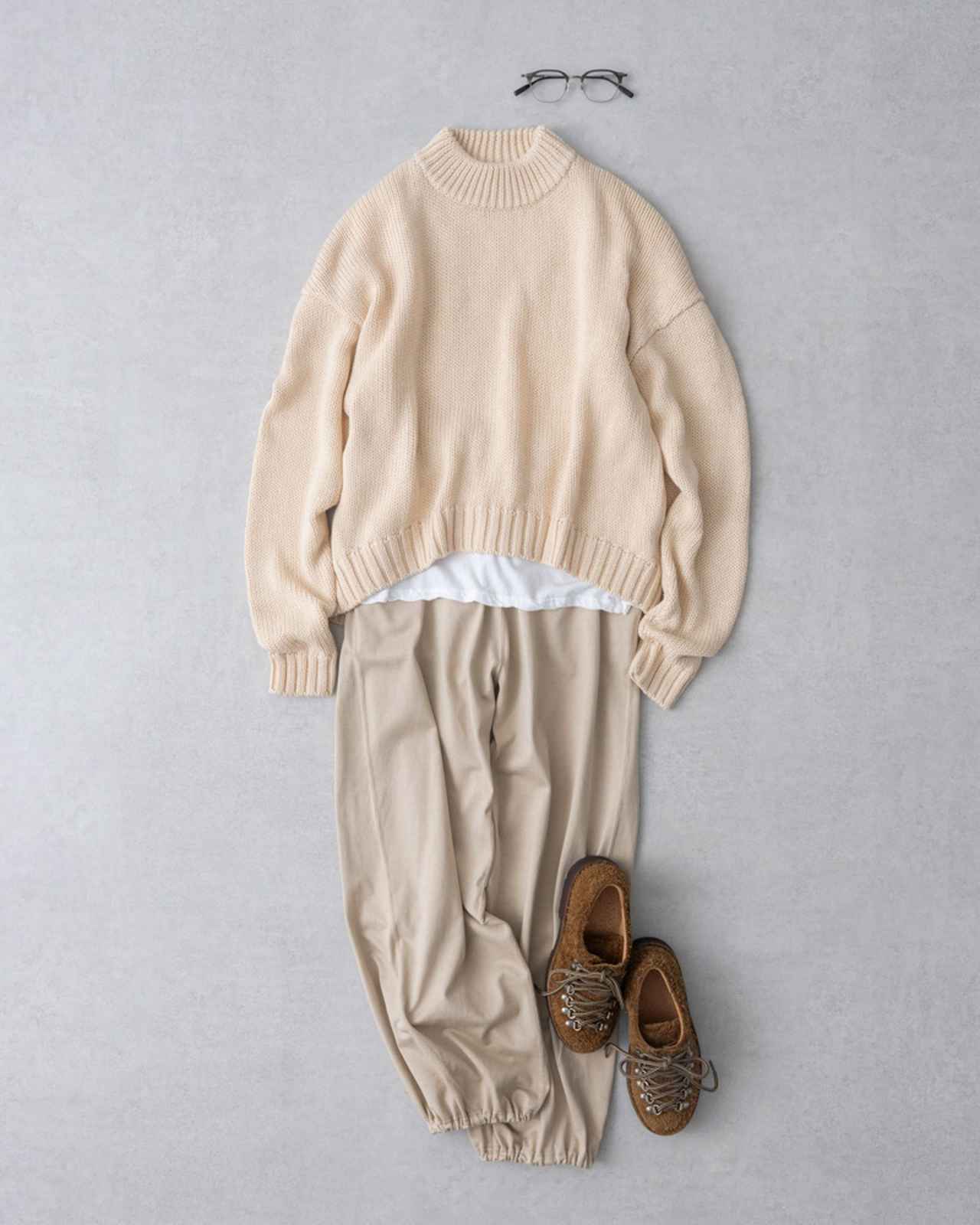 画像: ニット　52,800円／ヴェリテクール 下に着たカットソー　10,450円／ヴェリテクール カットソーパンツ　33,000円／アンフィル メガネ　58,300円／イーファイブ アイヴァン（トリップ ルミネエスト新宿店） シューズ　71,500円／フラカップ（フラッパーズ）