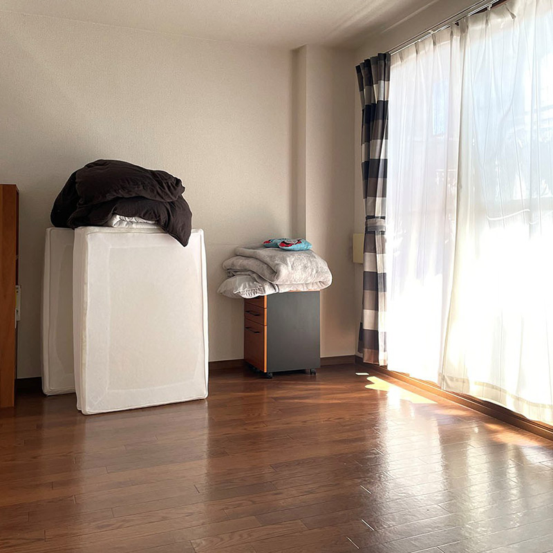家族3人「1LDK暮らし」小さな部屋で快適に過ごす3つの工夫。ベッドもソファも手放して掃除もラクに/もと汚部屋の整理収納アドバイザー・おかさん