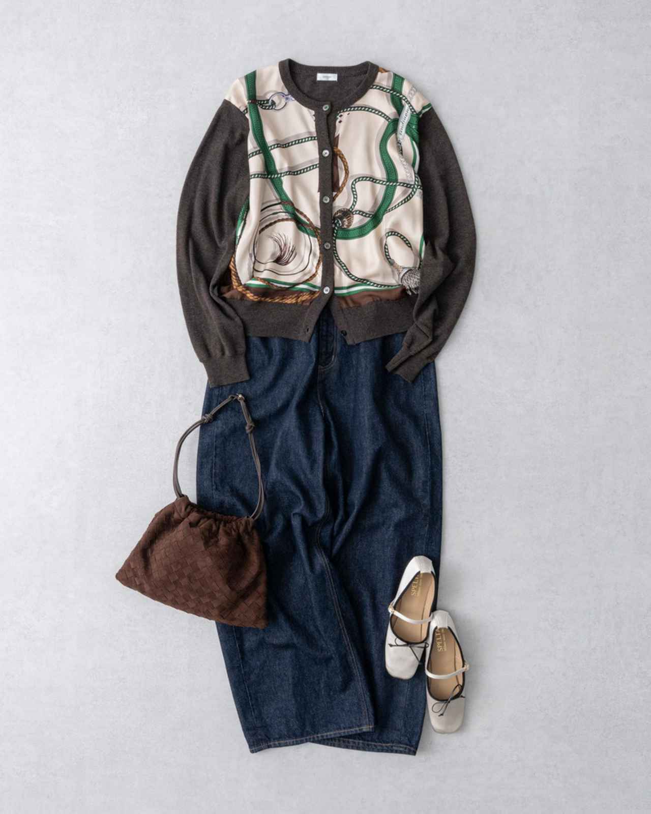 画像: カーディガン 42,900円/マニプリ デニムパンツ 18,480円/ミズイロインド(マーコート) バッグ 8,800円/ベレット(セムインターナショナル) バレエシューズ 47,300円/スペルタ(フラッパーズ)