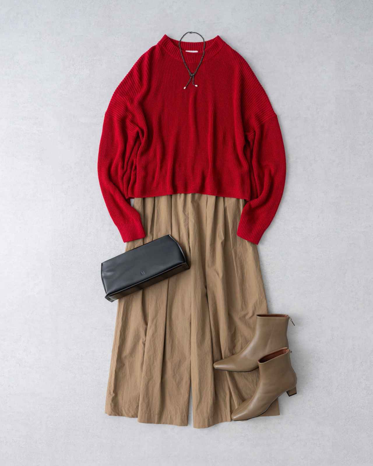 画像: アカのニット 39,600円/レキップ ワイドパンツ 35,200円/プレインピープル ネックレス 58,300円/プラウ バッグ 19,800円/アンドミューク(プレインピープル) ブーツ 21,780円/レメ(セムインターナショナル)