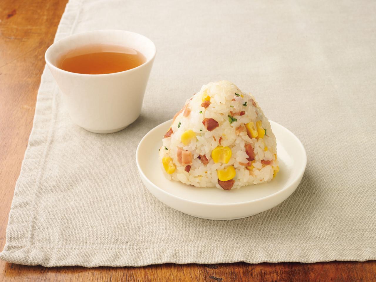 画像: 効率よく栄養が摂れる「コーンと焼き豚のおむすび」のつくり方。冷凍保存もおすすめ！味噌汁をプラスするだけで一食完成／管理栄養士・植木もも子さん - 天然生活web