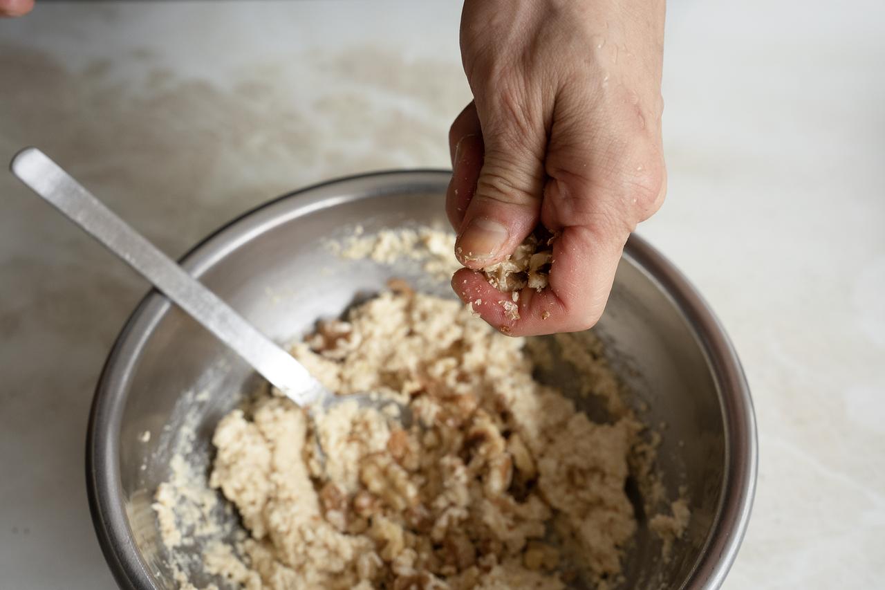 画像: くるみは指でくだくとシャープになりすぎず、口に入れたときに丸みを感じる食感に