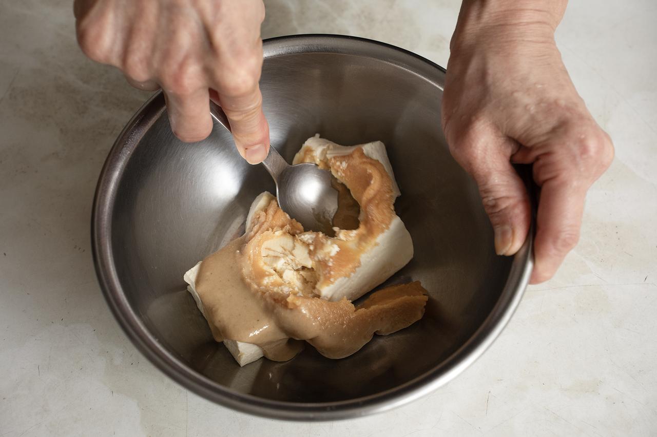 画像: 豆腐はしっかり水切りすると混ぜるときに水分が出ない