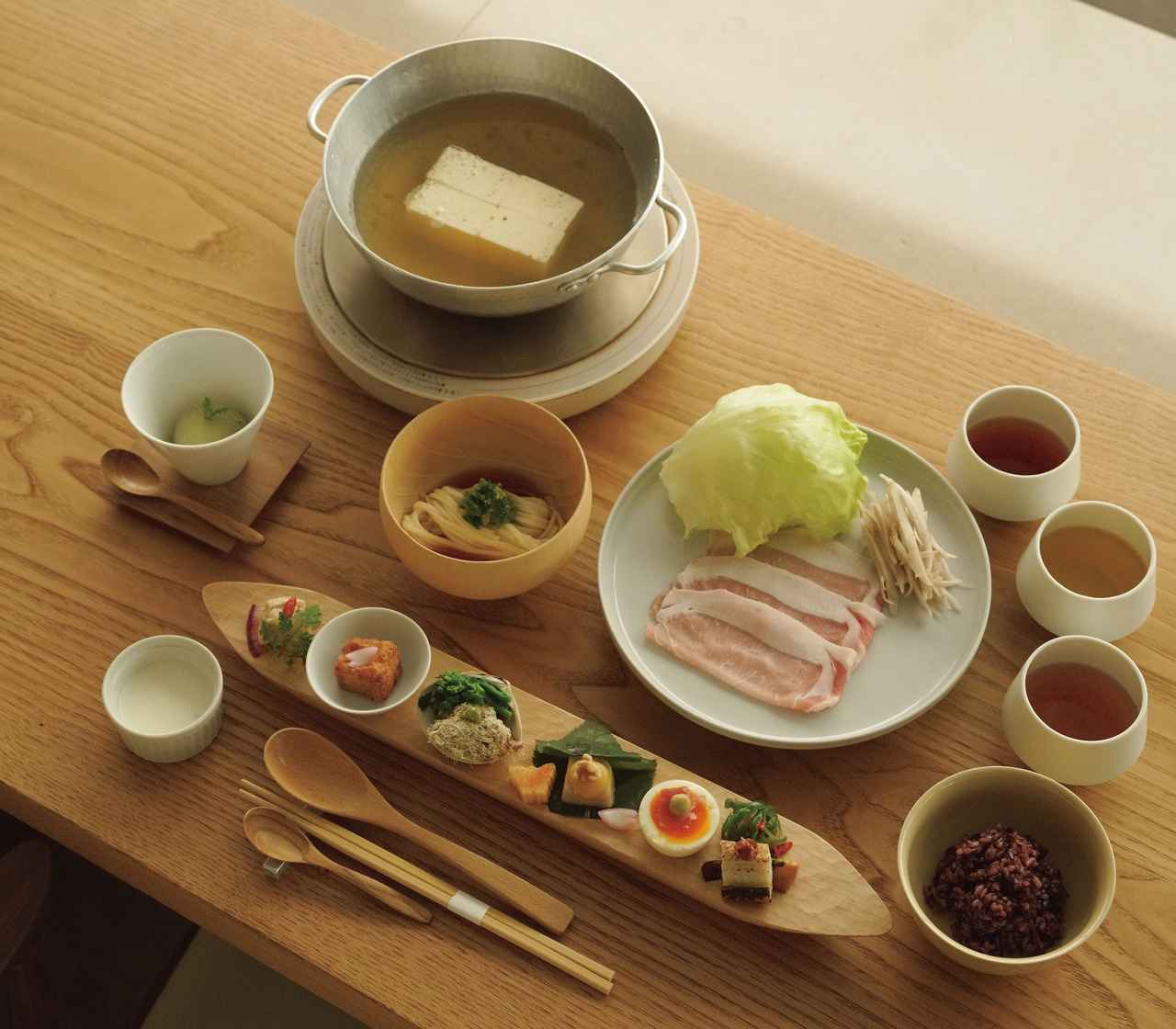 画像: 京都・二条で訪ねたい、体が整う「5種の健康茶」のモーニング。湯豆腐、アグー豚のしゃぶしゃぶ…1時間半かけて味わう朝食コース/京都小川生薬 レストラン - 天然生活web