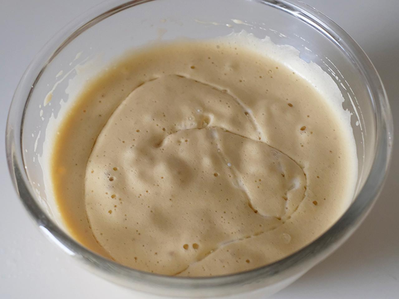 画像: 牛乳と油は散らすように加える