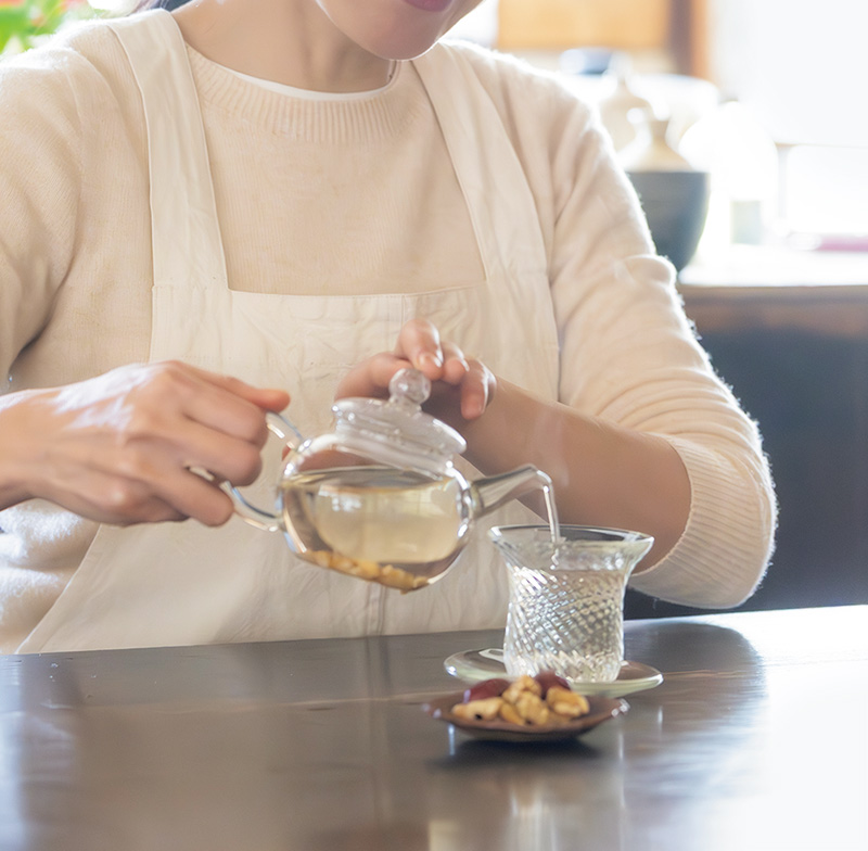 画像: お茶は夕方以降にいただくなら睡眠への影響がないカフェインフリーの番茶や養生茶などが安心