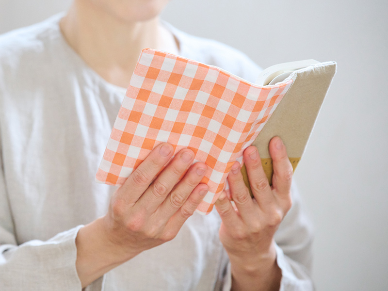 画像: 今回は肌触りのいい綿麻をメインに使用。手になじみ、読書中も心が落ち着く