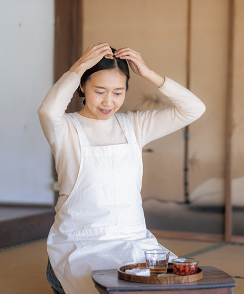 画像: 髪の毛ではなく、髪の分け目や生え際、こめかみ、襟足などを中心に塗布することで、頭皮の血行を促進、健康な髪に