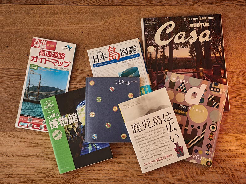画像: 昨年の九州旅行の資料。ある場所に興味を持つと、歴史や宿、名産品など、芋づる式で興味の幅が広がっていく