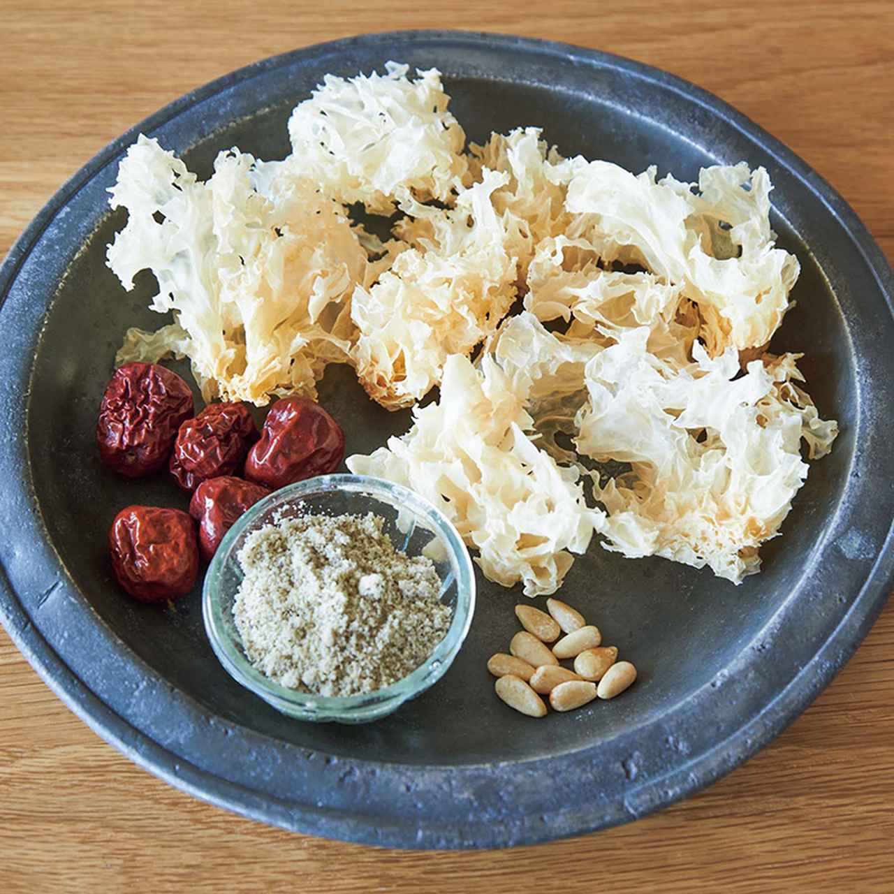 画像: 「潤す」作用の乾燥白きくらげと松の実、「血を補う」作用のなつめは、中国由来の食材だが、日本と同様、韓国薬膳にも使われる。えごま粉は栄養価が高い韓国の定番食材