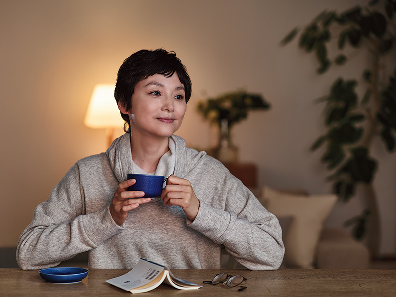 画像: 「実はお酒はそれほど飲まなくて、ほんの少しで大満足。どちらかというとお茶でゆるむことが多いです」。いまも月いちで中国茶を習うなど、お茶の世界に興味津々