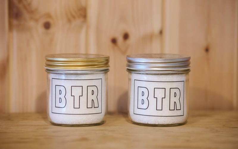 画像: 「BTR」オリジナル・パッケージの塩「坊津の華」。空いた容器を店に持ち込めば、新しい塩を割引価格で詰めてくれるサービスも