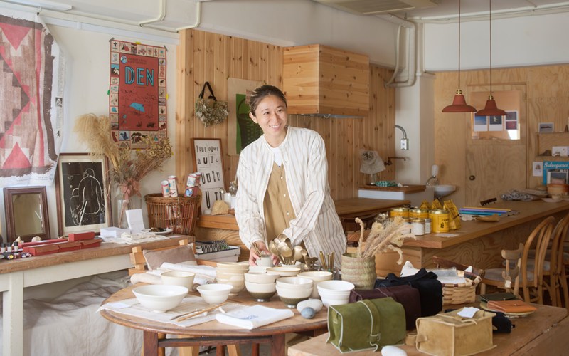 画像: 生き生きとした表情が魅力的な東口さん。「暮らしを一変するようなおすすめアイテムをご紹介します！」