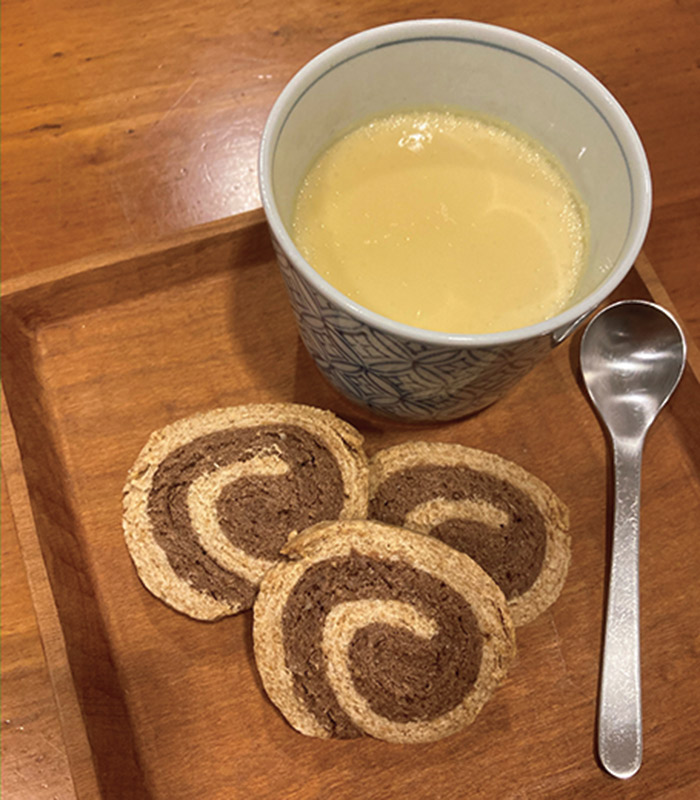 画像: 夕食後のお茶時間にお手製の蒸しプリンと、うずまきクッキー。見た目も和むお菓子