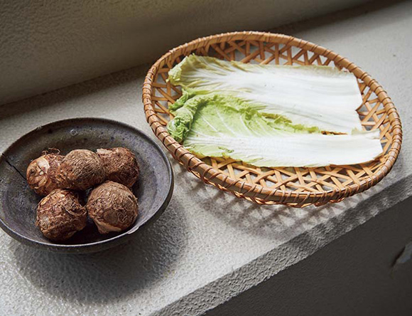 画像: 白菜の外葉と里いもは天日干し。「白菜は甘味が増し、里いもは栄養素を残しつつ、ぬめりが抑えられて扱いやすくなります」