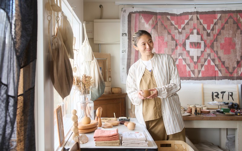 画像: 学生時代まで祖母の店の手伝いをしていたという東口さん