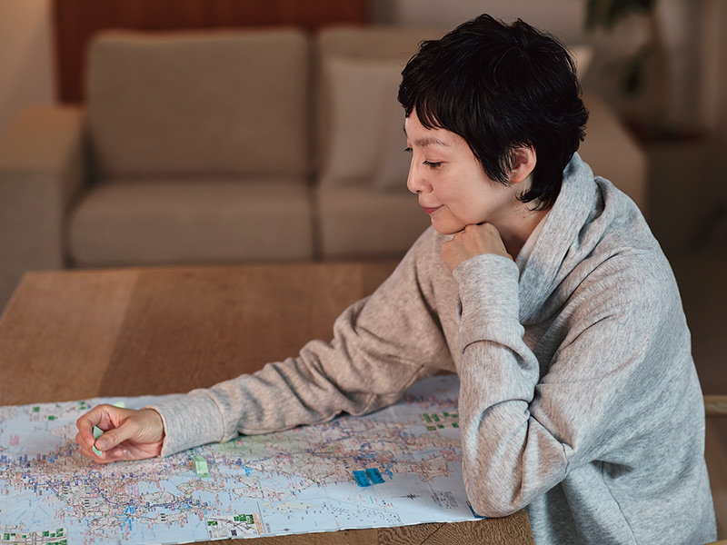 画像: 大きな地図を広げて、付箋で泊まりたい宿や訪れたいスポットをマーク。長年愛用している地図は、サービスエリアでもらえる高速道路ガイドマップ