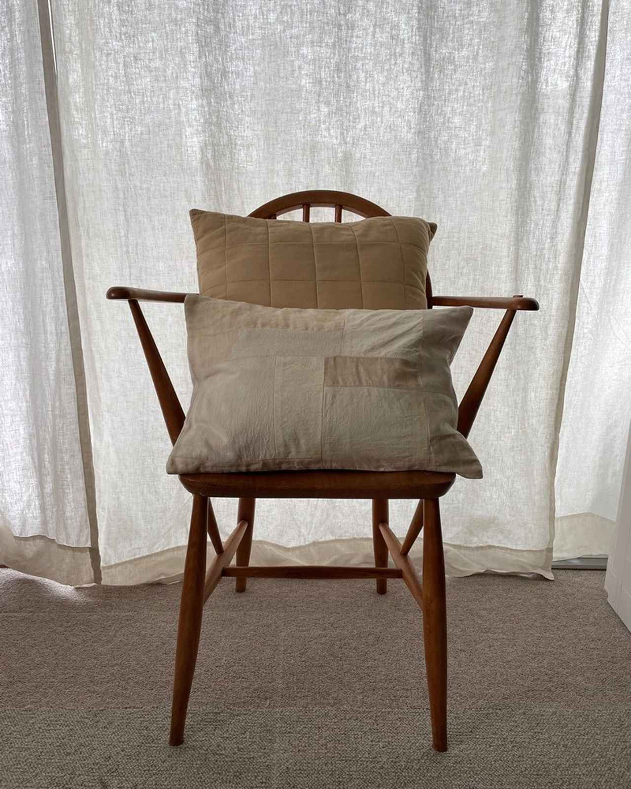 画像: 手前が「絲室」のクッションで、奥が「YARN HOME」のクッションカバー。どちらも肌触り抜群