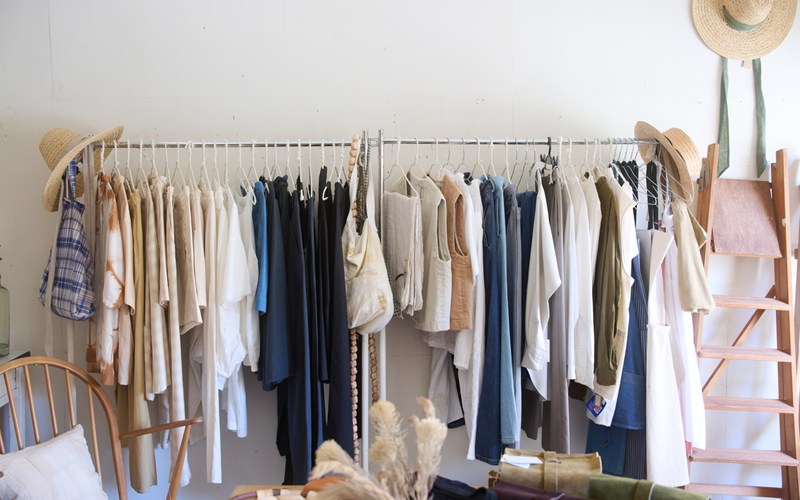 画像: 「ARCHI」「Yarmo」など、洗練されつつ着心地のいい国内外のブランドの洋服が並びます