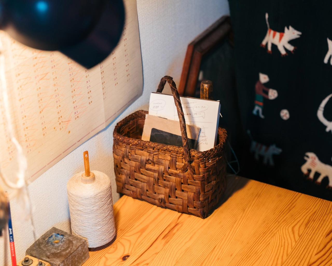 画像: 机の片隅に、山葡萄かご