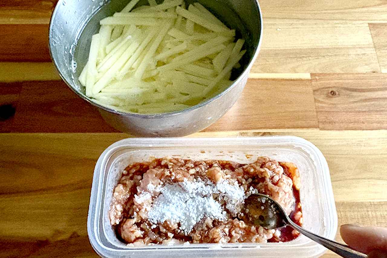 画像1: ごはんがすすむ「じゃがいもとひき肉の甘辛炒め」のつくり方。冷めてもおいしい！お弁当にもおすすめのおかず｜本多理恵子の「50代からは“手抜き”と“息抜き”」