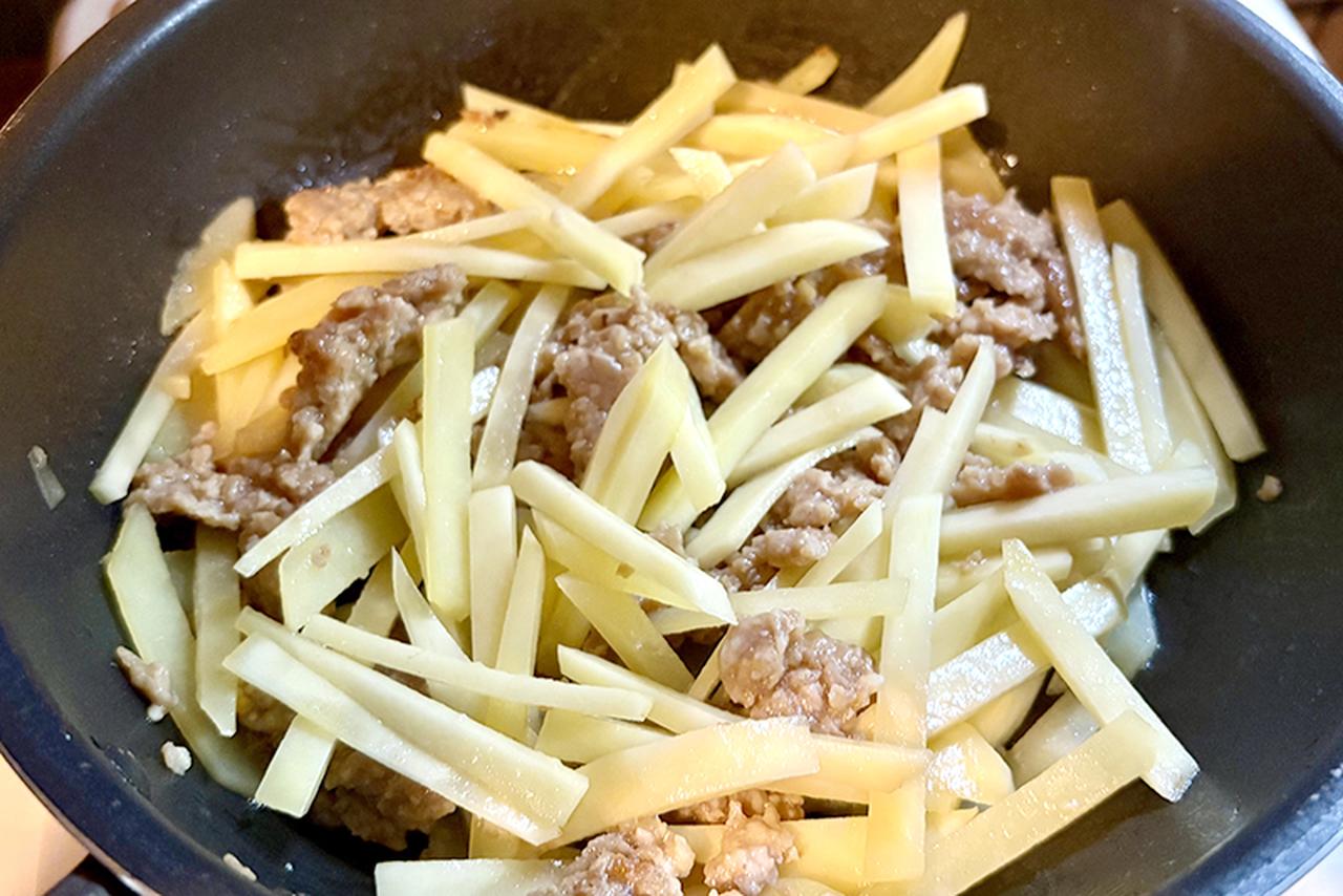 画像4: ごはんがすすむ「じゃがいもとひき肉の甘辛炒め」のつくり方。冷めてもおいしい！お弁当にもおすすめのおかず｜本多理恵子の「50代からは“手抜き”と“息抜き”」