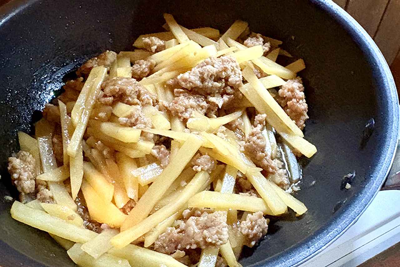 画像6: ごはんがすすむ「じゃがいもとひき肉の甘辛炒め」のつくり方。冷めてもおいしい！お弁当にもおすすめのおかず｜本多理恵子の「50代からは“手抜き”と“息抜き”」