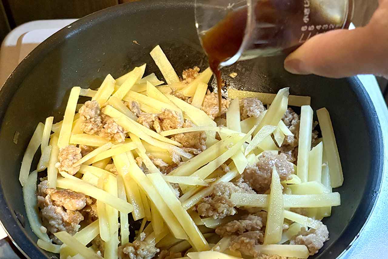 画像5: ごはんがすすむ「じゃがいもとひき肉の甘辛炒め」のつくり方。冷めてもおいしい！お弁当にもおすすめのおかず｜本多理恵子の「50代からは“手抜き”と“息抜き”」