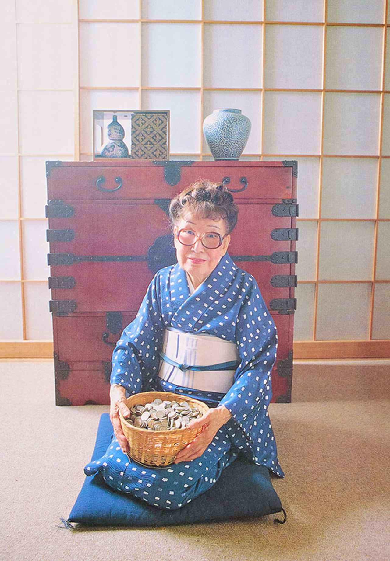 画像: わたしが笊に貯め込んでいた銀貨の山。重たいですよ。全部で二十五万円くらいあるかしらねえ