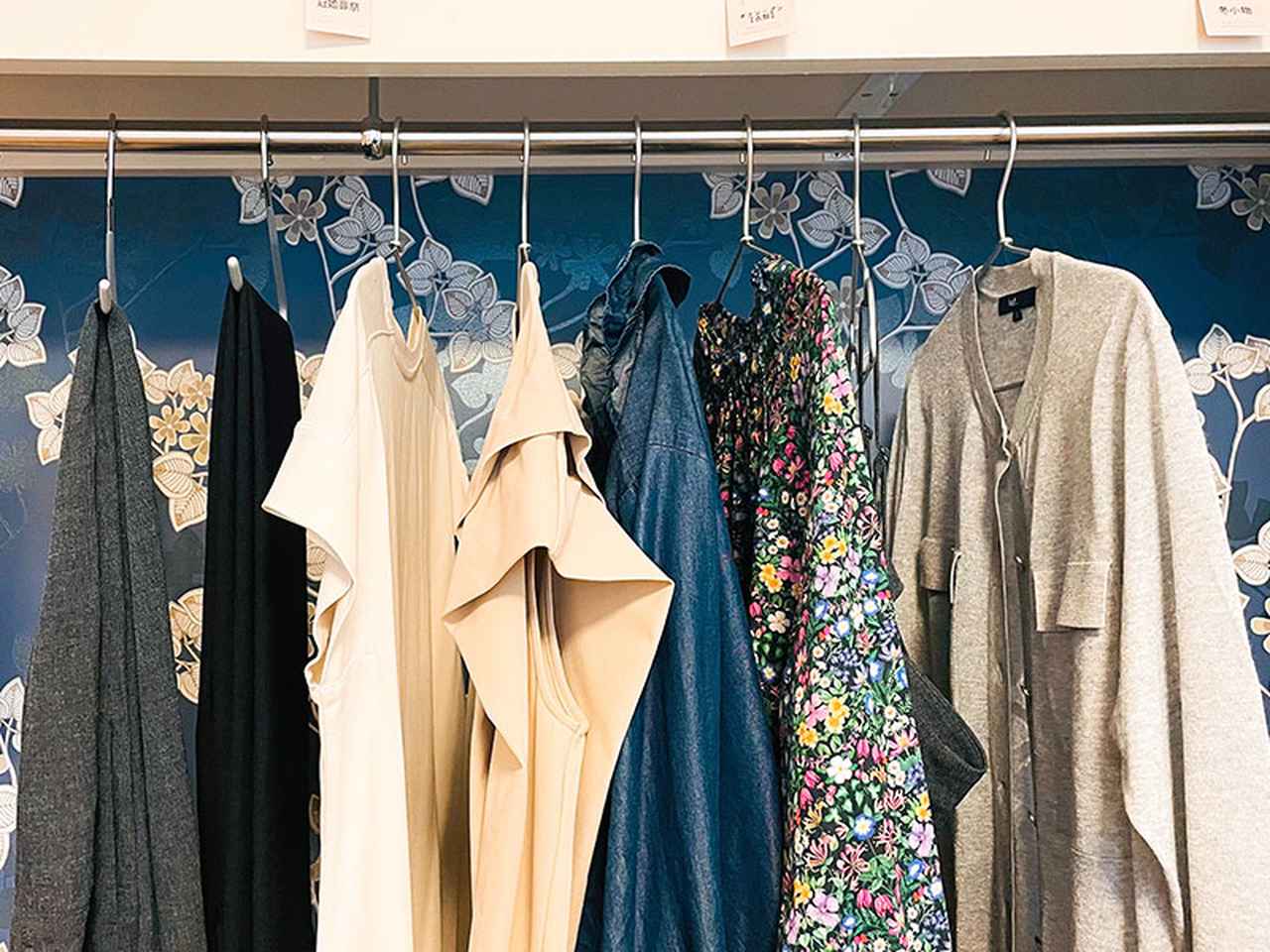 画像: 洋服は、通年で着るもの、夏に着るもの、冬に着るものの3つに分けています(写真は一部)