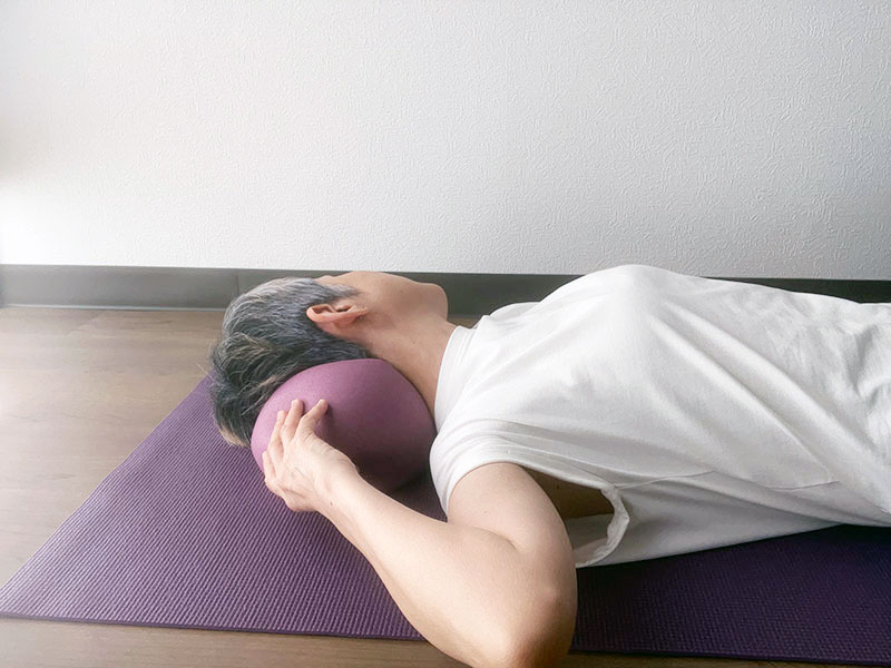 画像: 首のうしろがゆるむと、さわったときにふわふわします