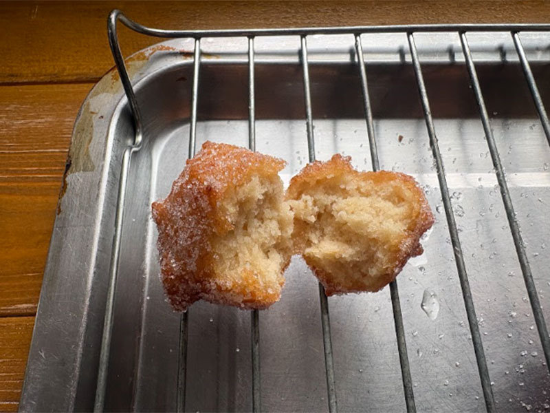 画像: 揚げたてはざっくりもちもち、冷めるとしっとりもちもちの食感を楽しめます