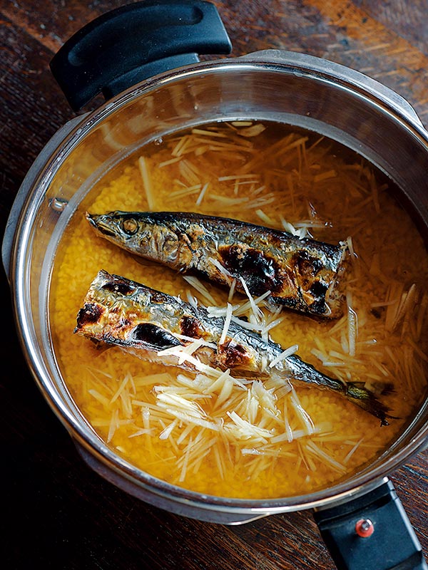 画像: 秋刀魚は焼いてから、圧力鍋に