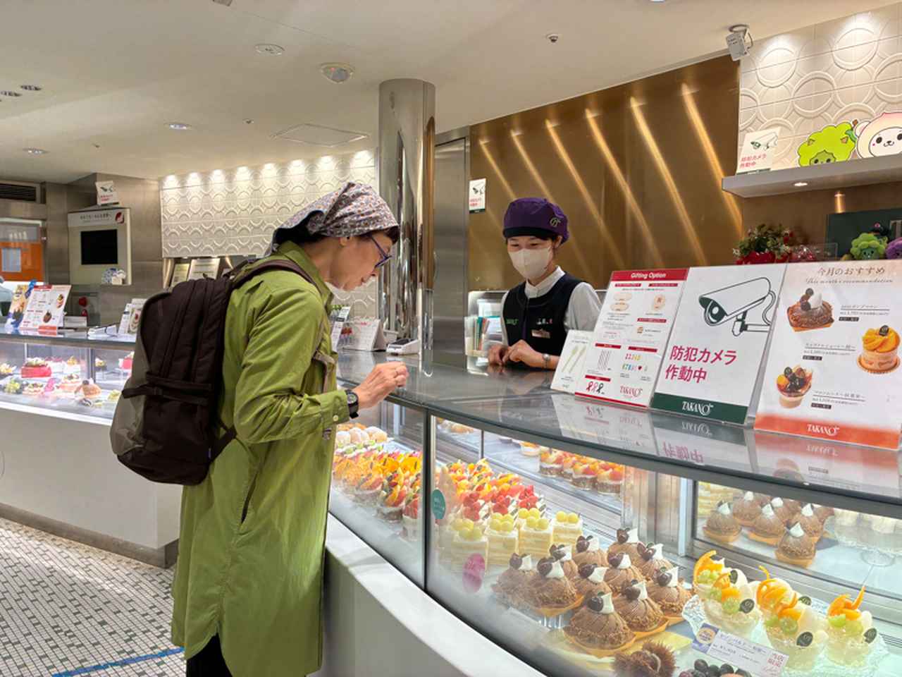 画像: 毎朝、届いた新鮮なフルーツを使っていて、フルーツを熟知したスタッフさんがていねいに教えてくれます