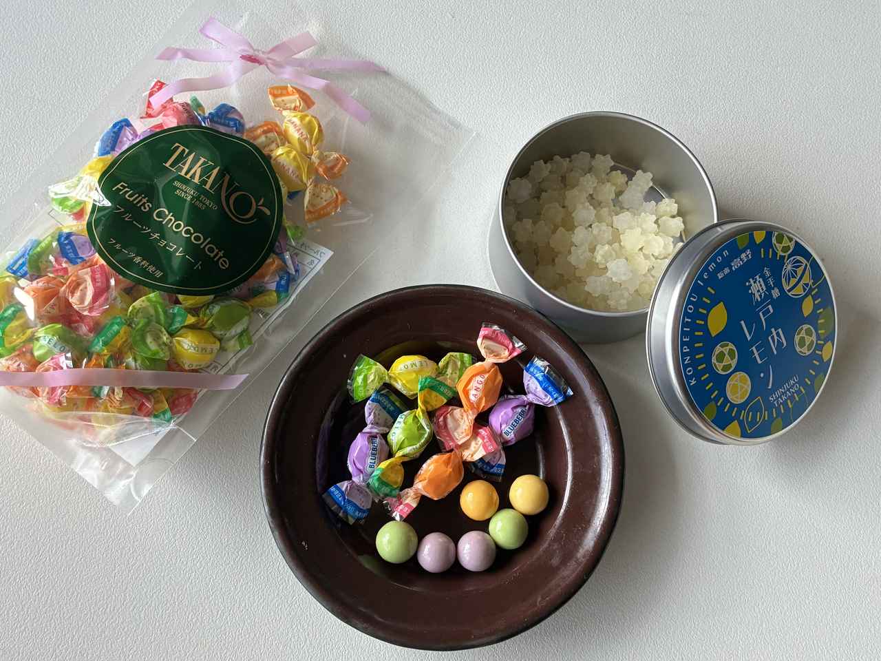 画像: 9月にパッケージをリニューアルしたカラフルな「フルーツチョコレート」。小さなひと口サイズでついつい食べ過ぎてしまいます。柑橘好きな私が見過ごせなかった「金平糖 瀬戸内レモン」はふたを開けるとさわやかなレモンの香りで私のお気に入りランキングに仲間入り