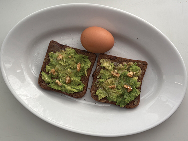 画像: ある日の朝食。アボカドトーストにゆで卵。シンプルだけどこれで完璧