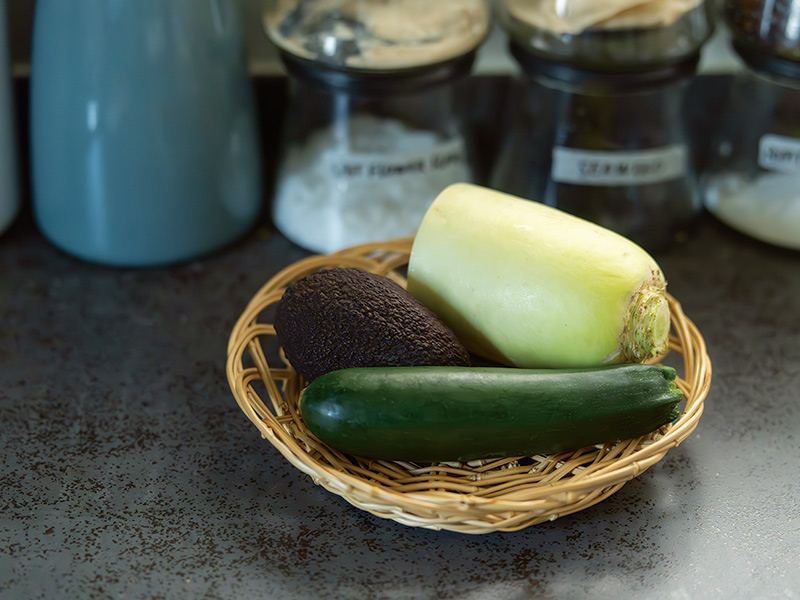 画像: 大根1/3カット、なすやきゅうりも1本ずつなど野菜の買い物も少量に