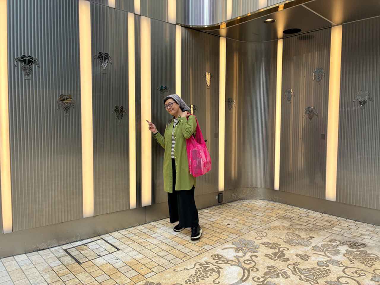 画像: バッグに入れて持ち歩き、エコバッグ代わりに使っています。旧甲州街道に面したシャインマスカットアイコンのフォトスポット前で