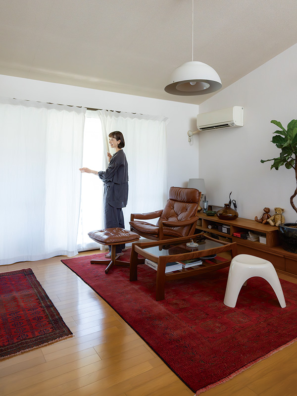 画像: リビングはイージーチェアやローテーブルを追加で購入。面積の大きいソファは買わず、空間の心地よさを優先