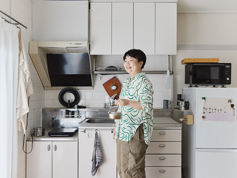 画像: ものが少ないので掃除も手軽。いつでもピカピカな清々しいキッチンに