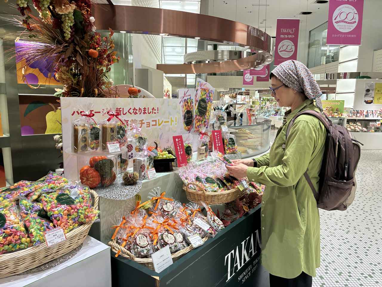 画像: 店内に入ると広い吹き抜けの気持ちよい空間が広がります